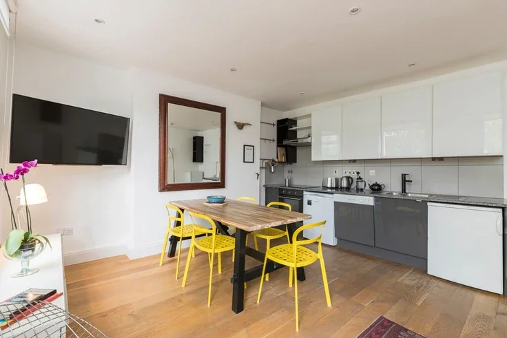 Flat Elia Street in Greater London