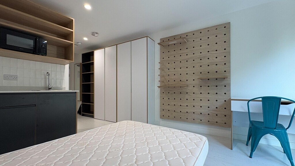 Flat Commercial Road in Greater London