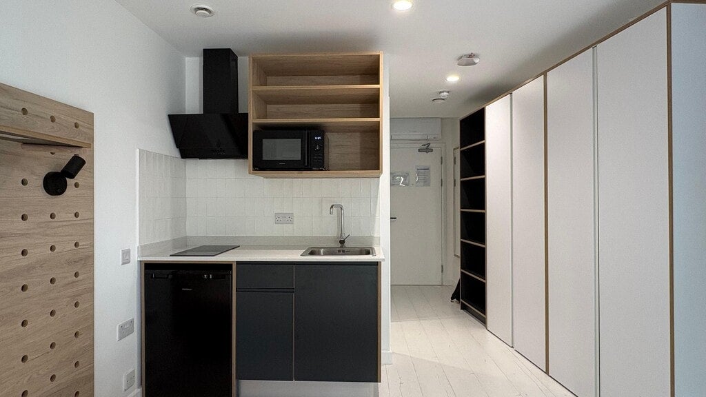 Flat Commercial Road in Greater London
