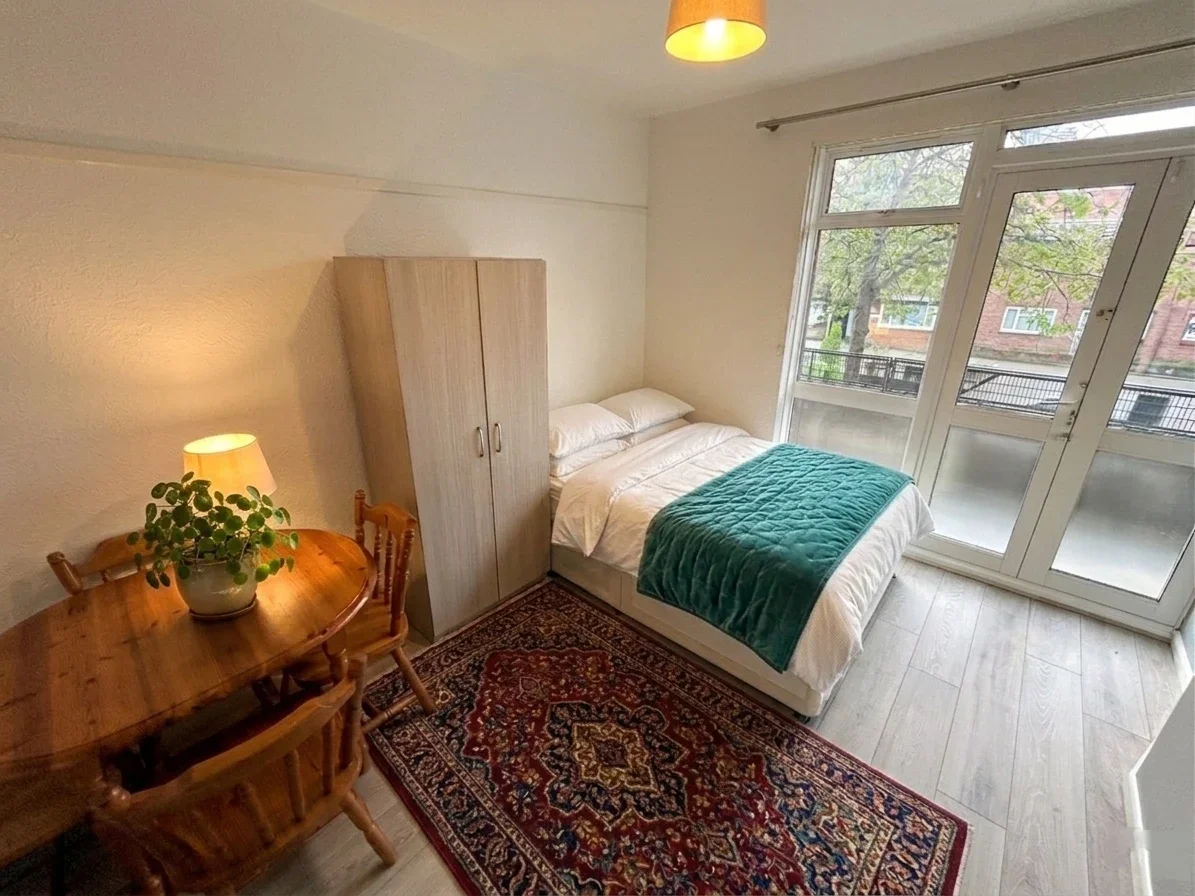 Room Camberwell Road in Greater London