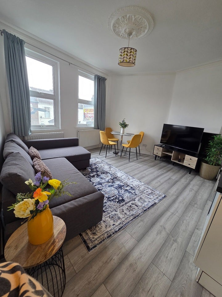 Flat Haydons Road in Greater London