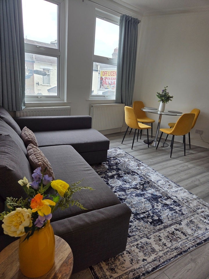 Flat Haydons Road in Greater London