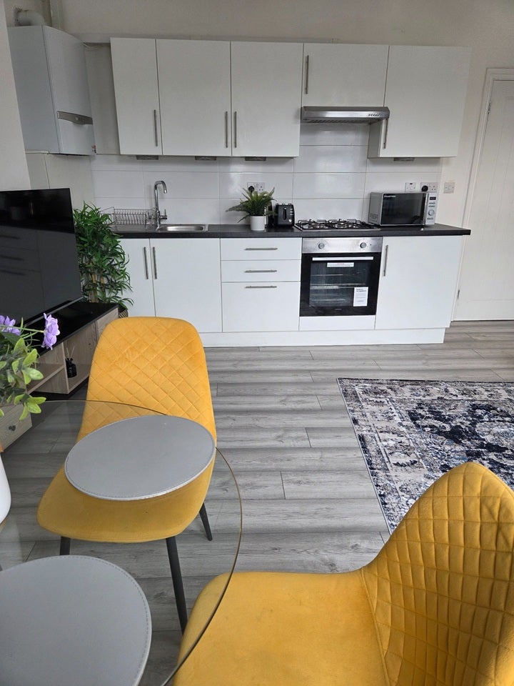 Flat Haydons Road in Greater London