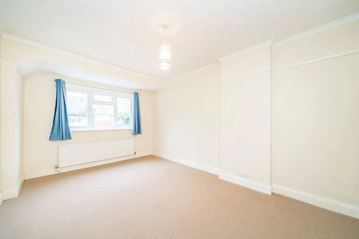 House Princes Avenue in Greater London