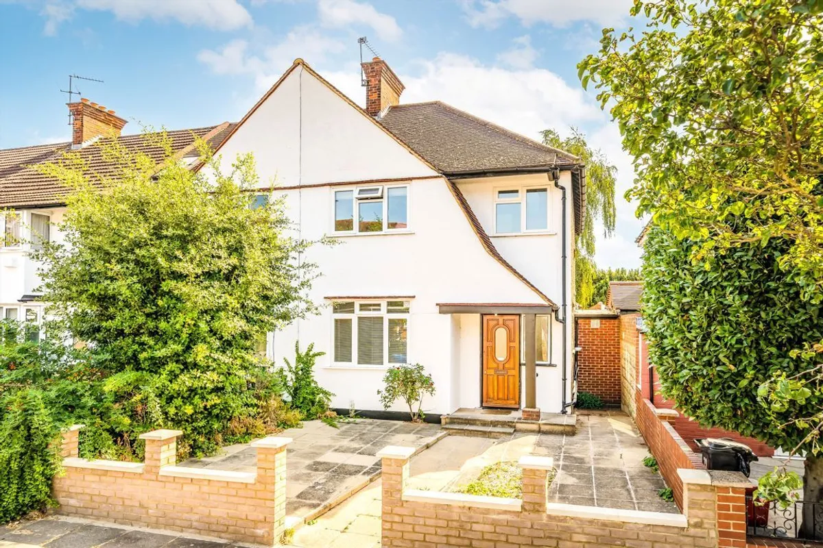 House Princes Avenue in Greater London