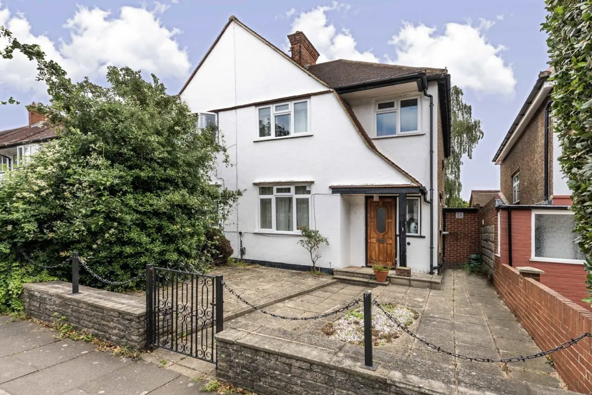 House Princes Avenue in Greater London