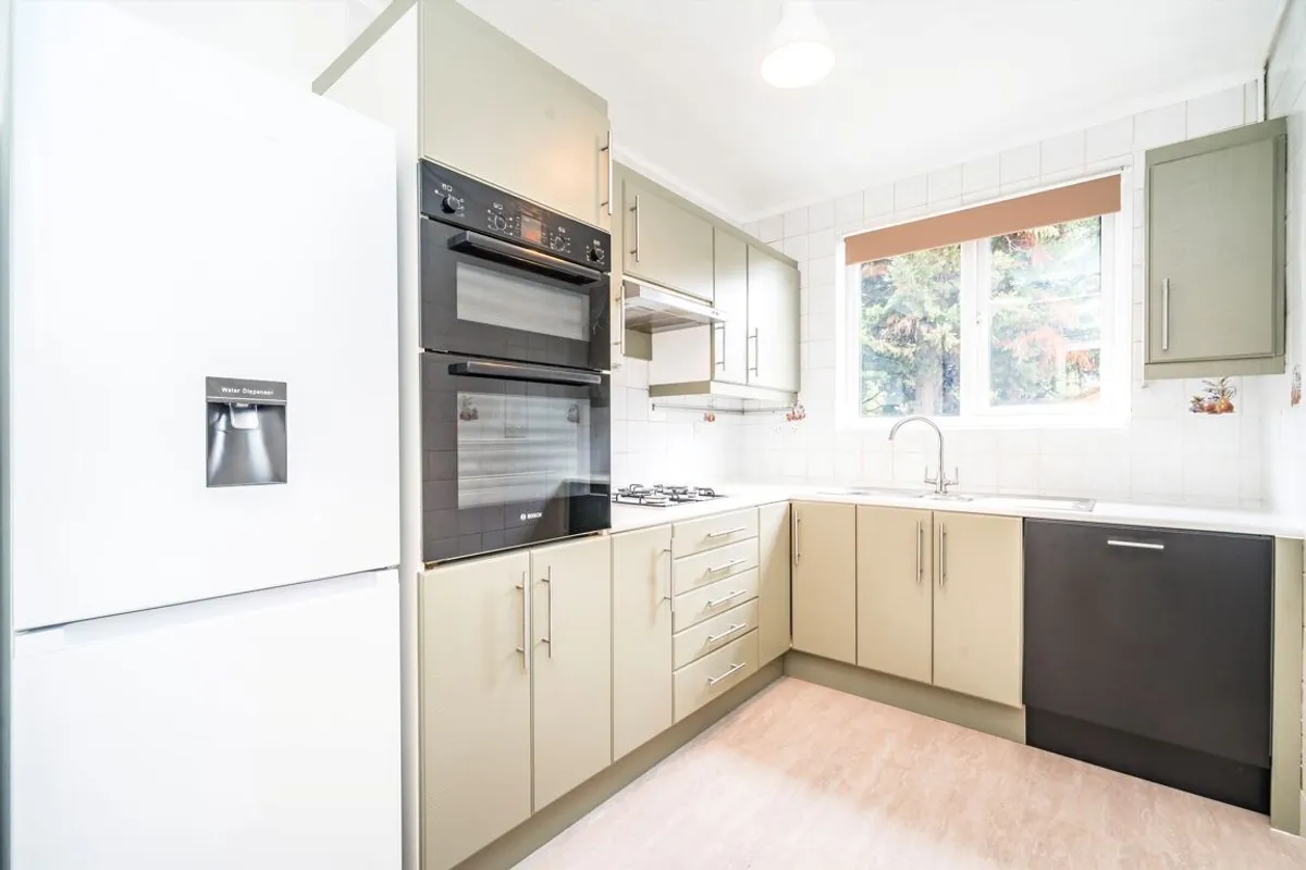House Princes Avenue in Greater London
