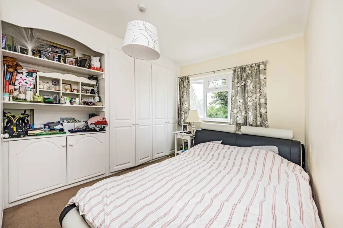House Princes Avenue in Greater London