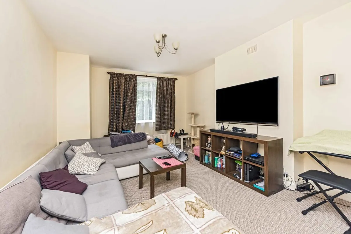 House Princes Avenue in Greater London