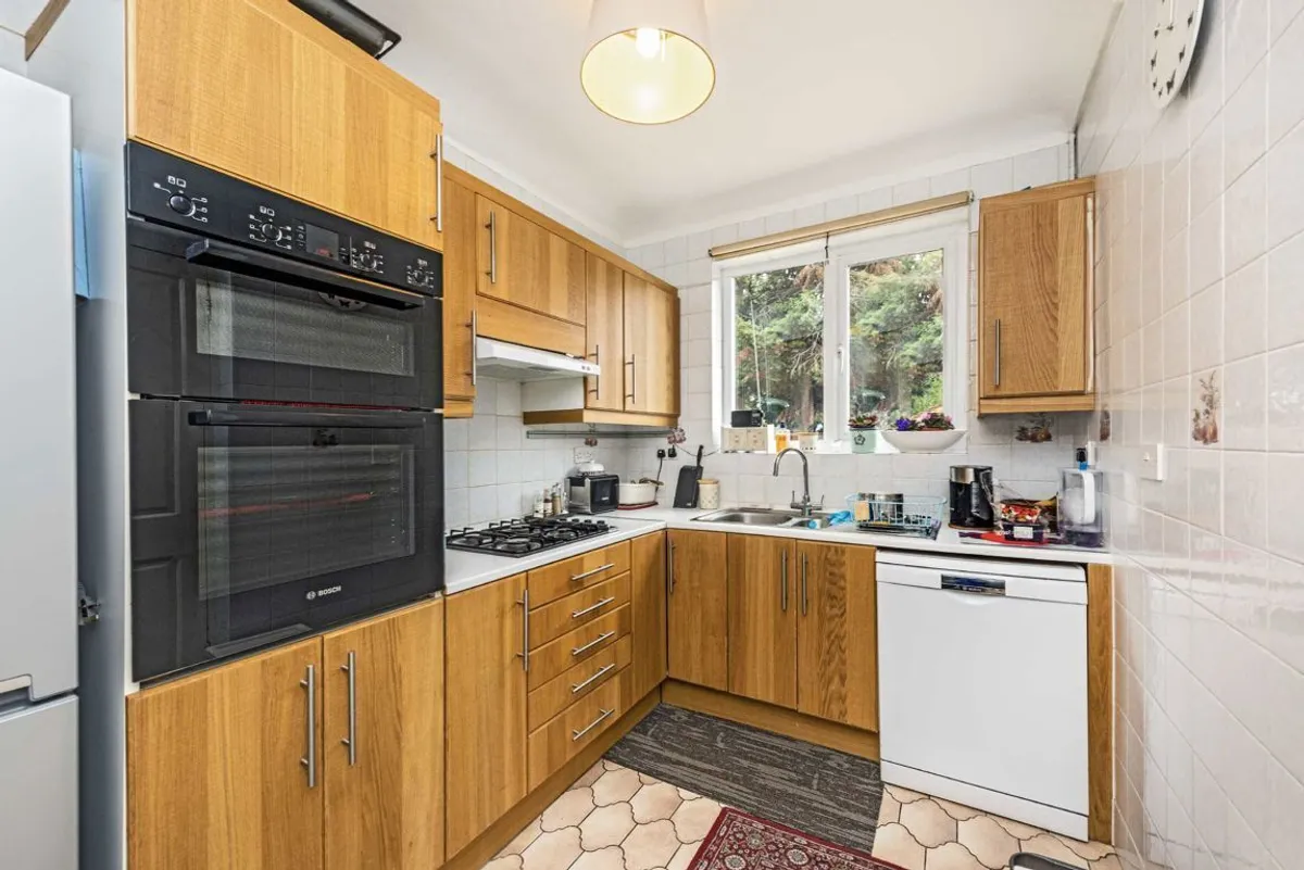 House Princes Avenue in Greater London