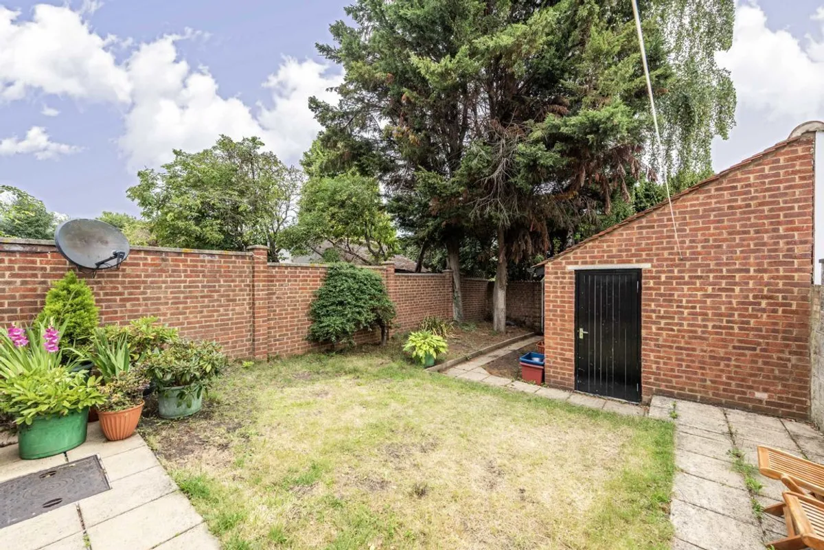 House Princes Avenue in Greater London