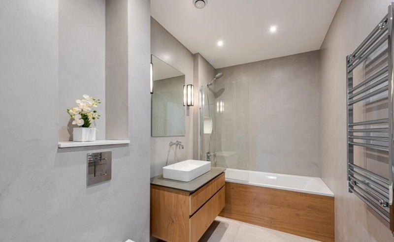 Flat Eardley Road in Greater London