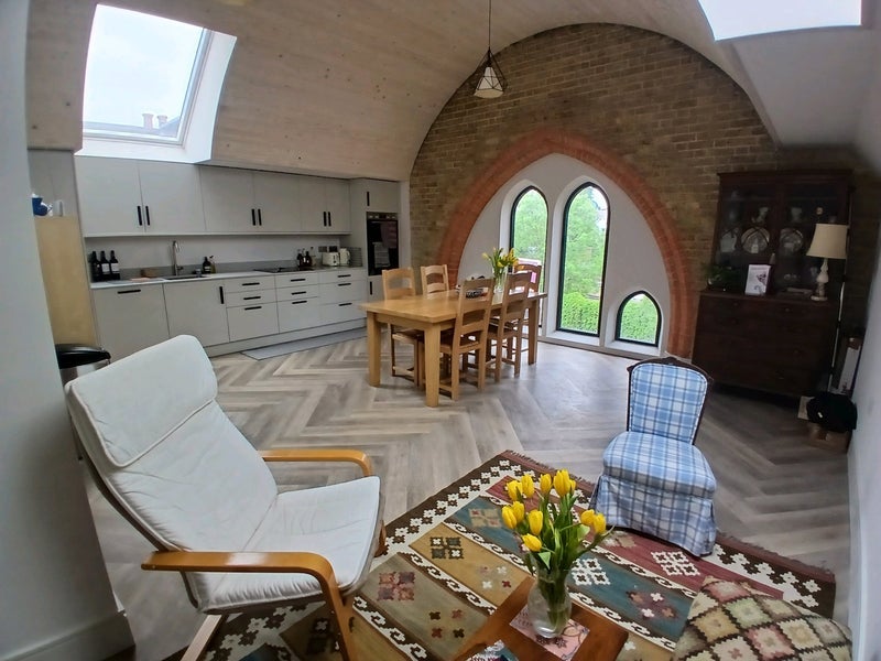 Flat Eardley Road in Greater London