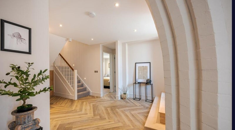 Flat Eardley Road in Greater London