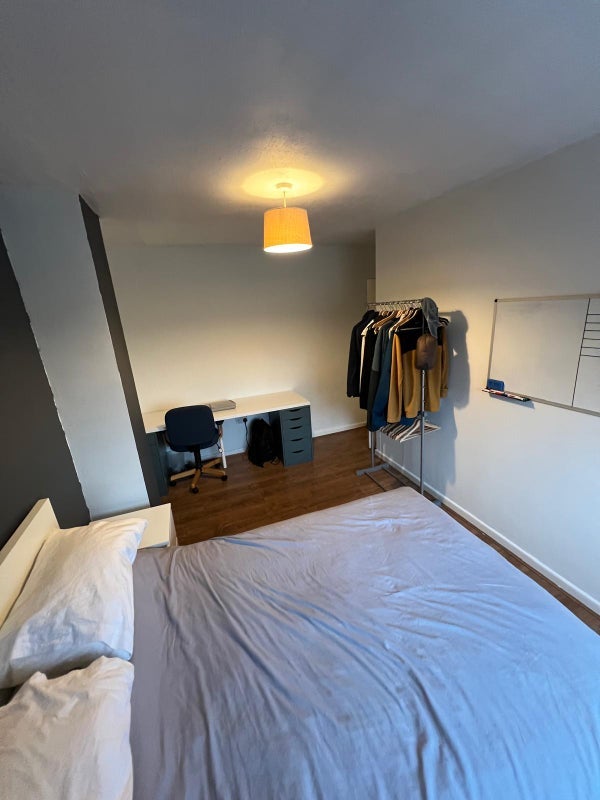 Room Conygre Road in Bristol