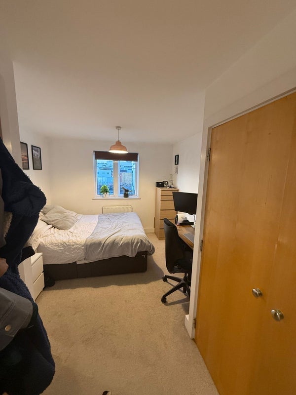 Room Clapham Road in Greater London