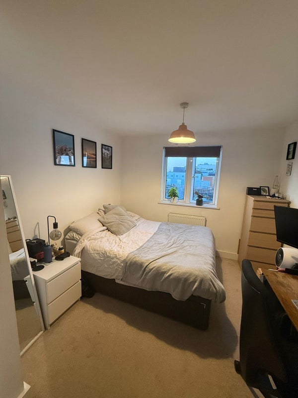 Room Clapham Road in Greater London