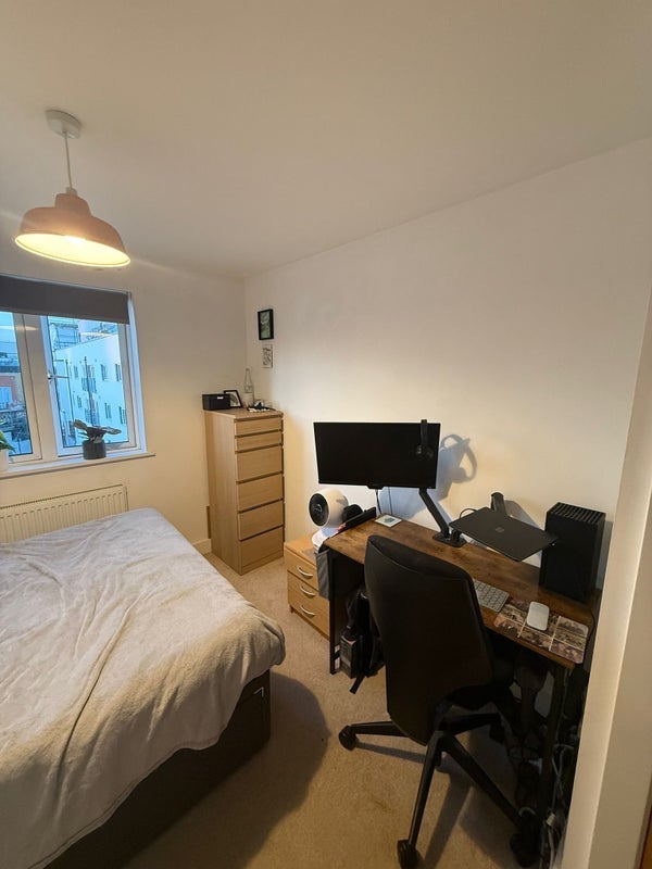 Room Clapham Road in Greater London