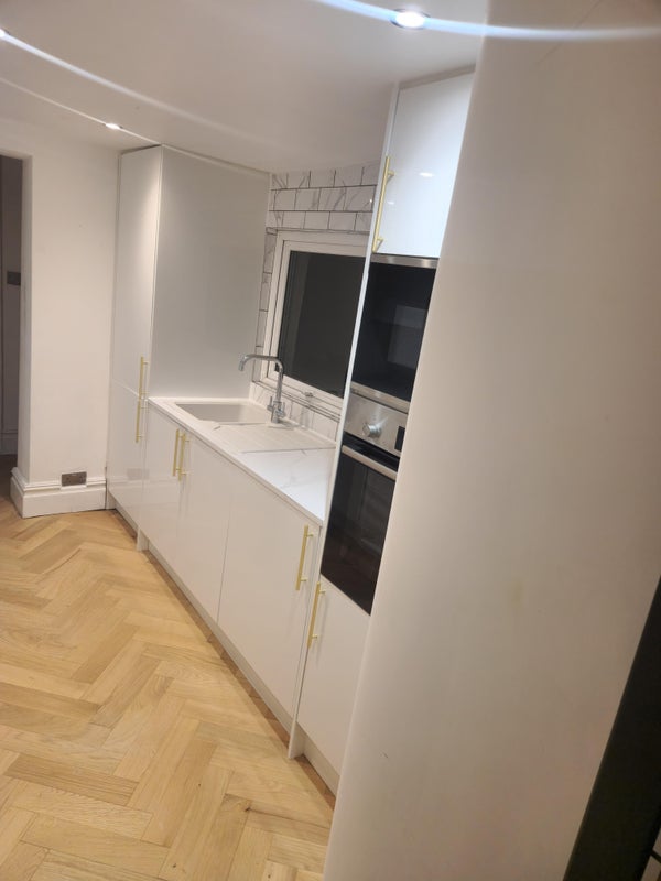 Room Sandmere Road in Greater London