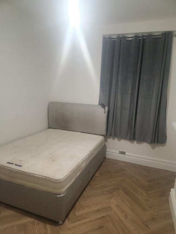 Room Sandmere Road in Greater London