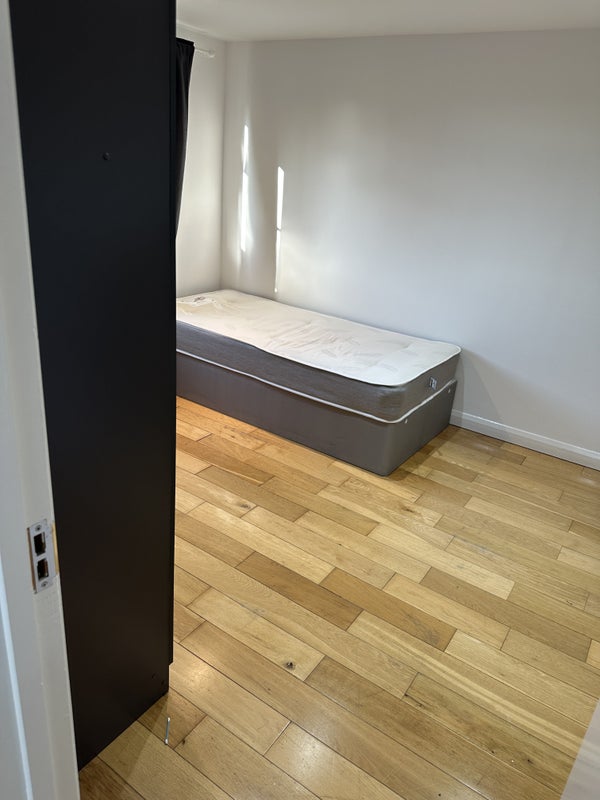 Room Ellison Road in Greater London