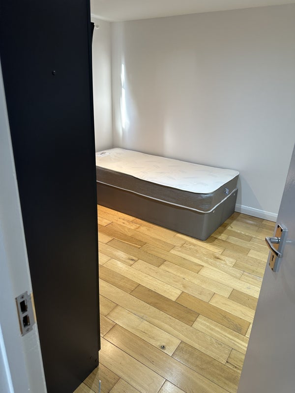 Room Ellison Road in Greater London