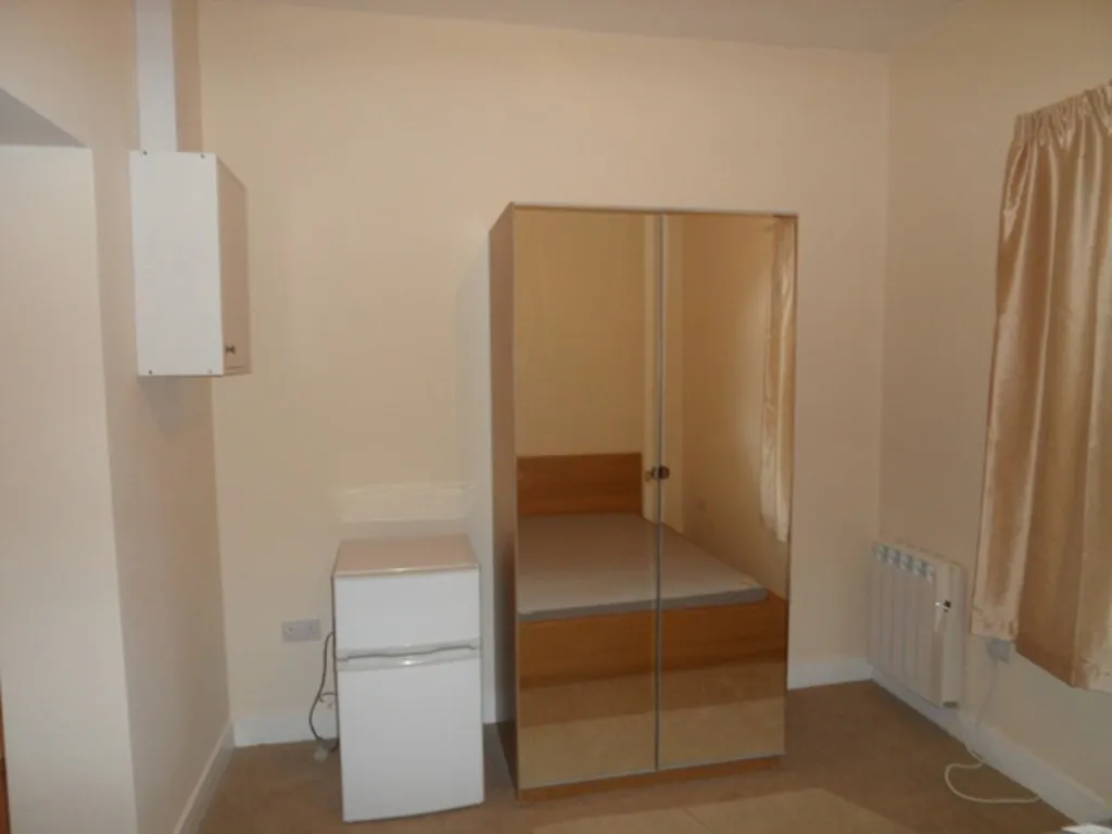 Room Grove Road in Greater London