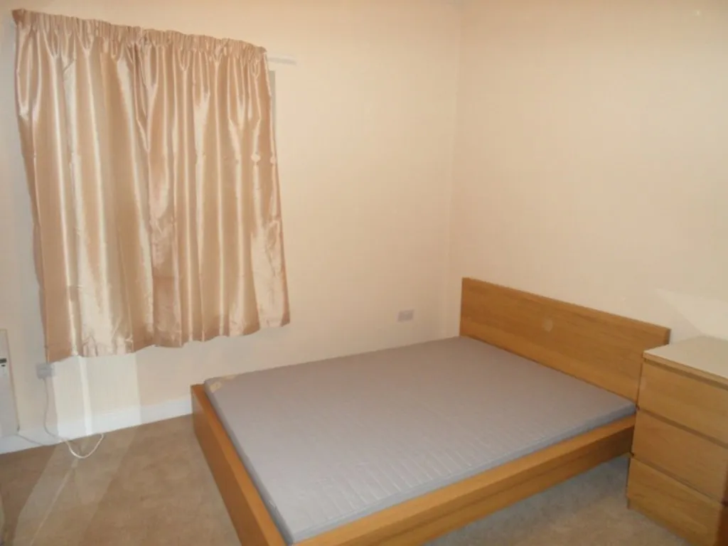 Room Grove Road in Greater London