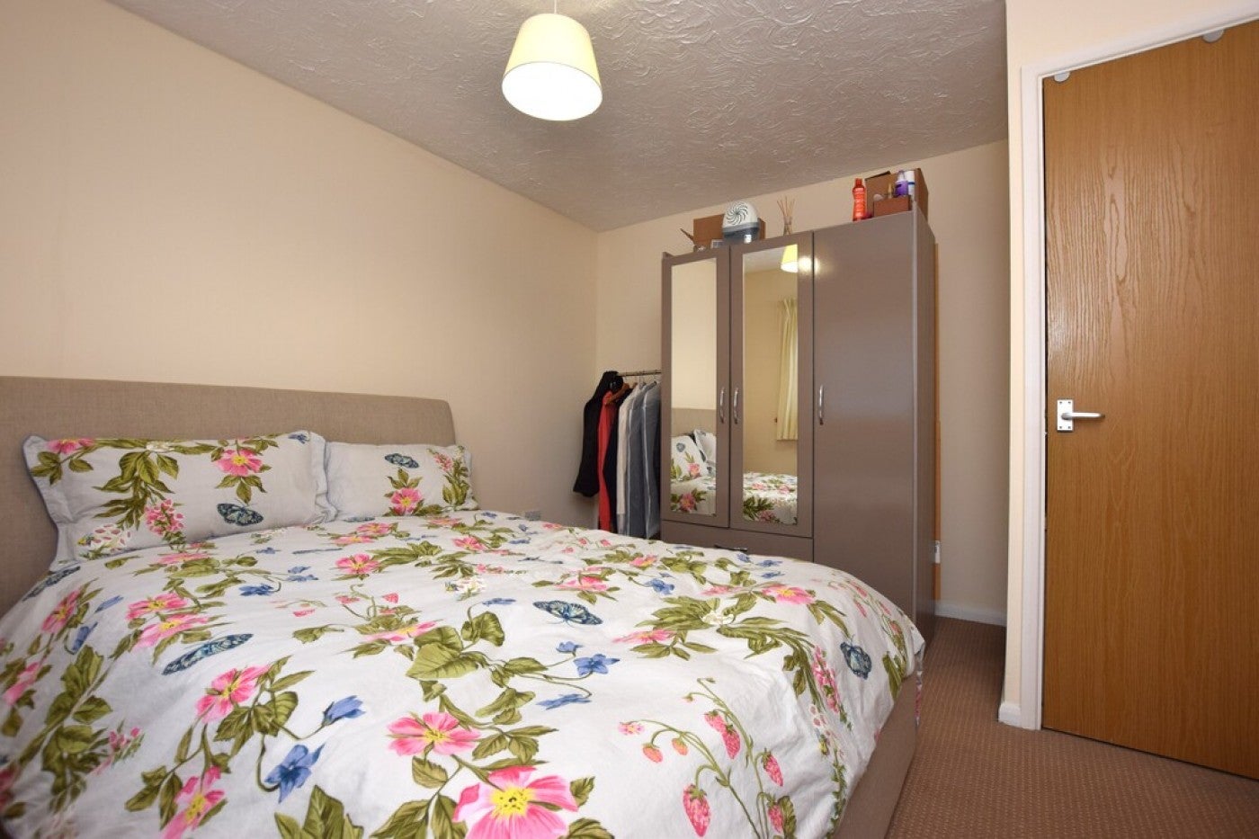 Flat Kestrel Close in Huntingdonshire