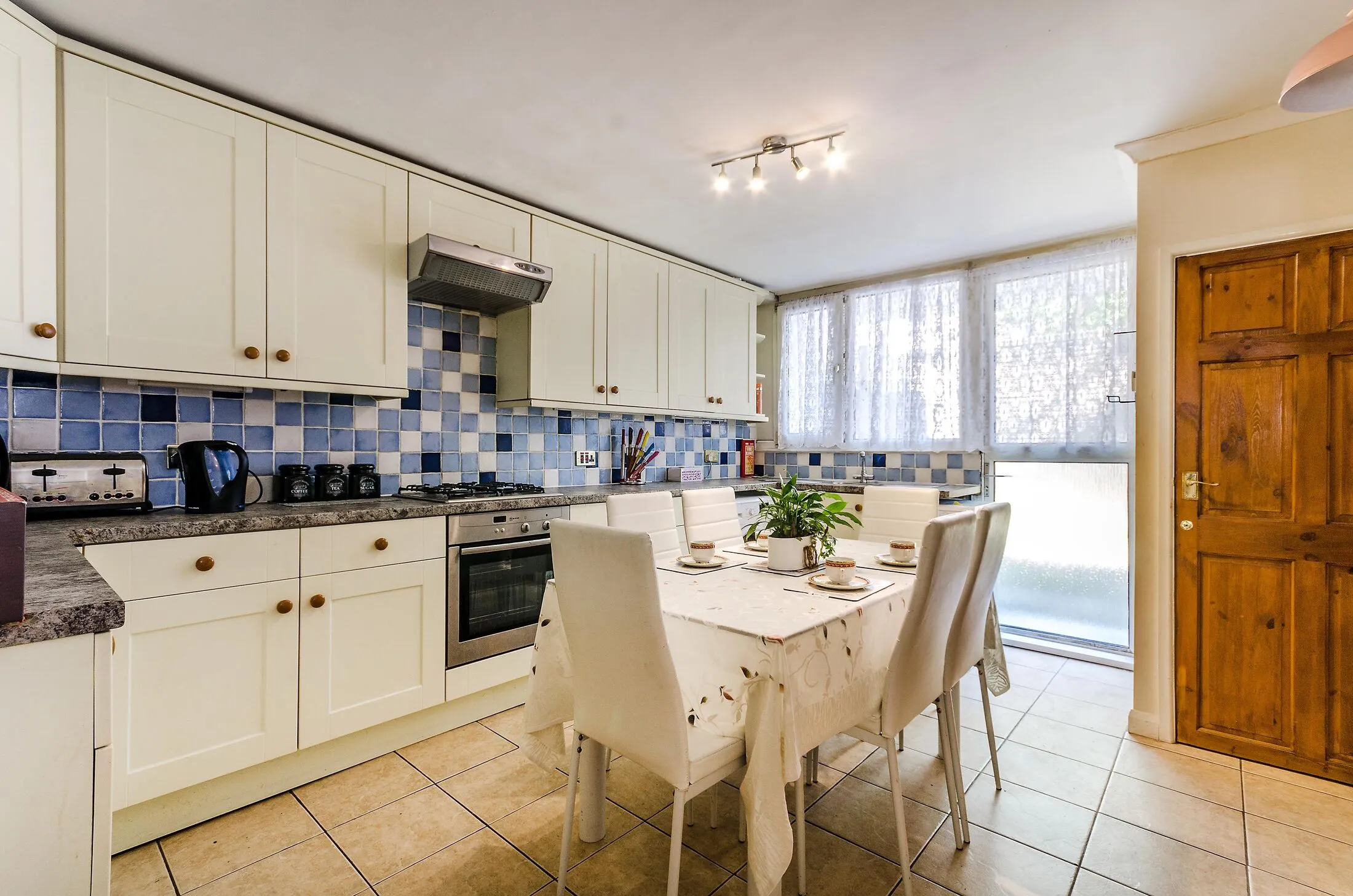 Flat Ifield Road in Greater London