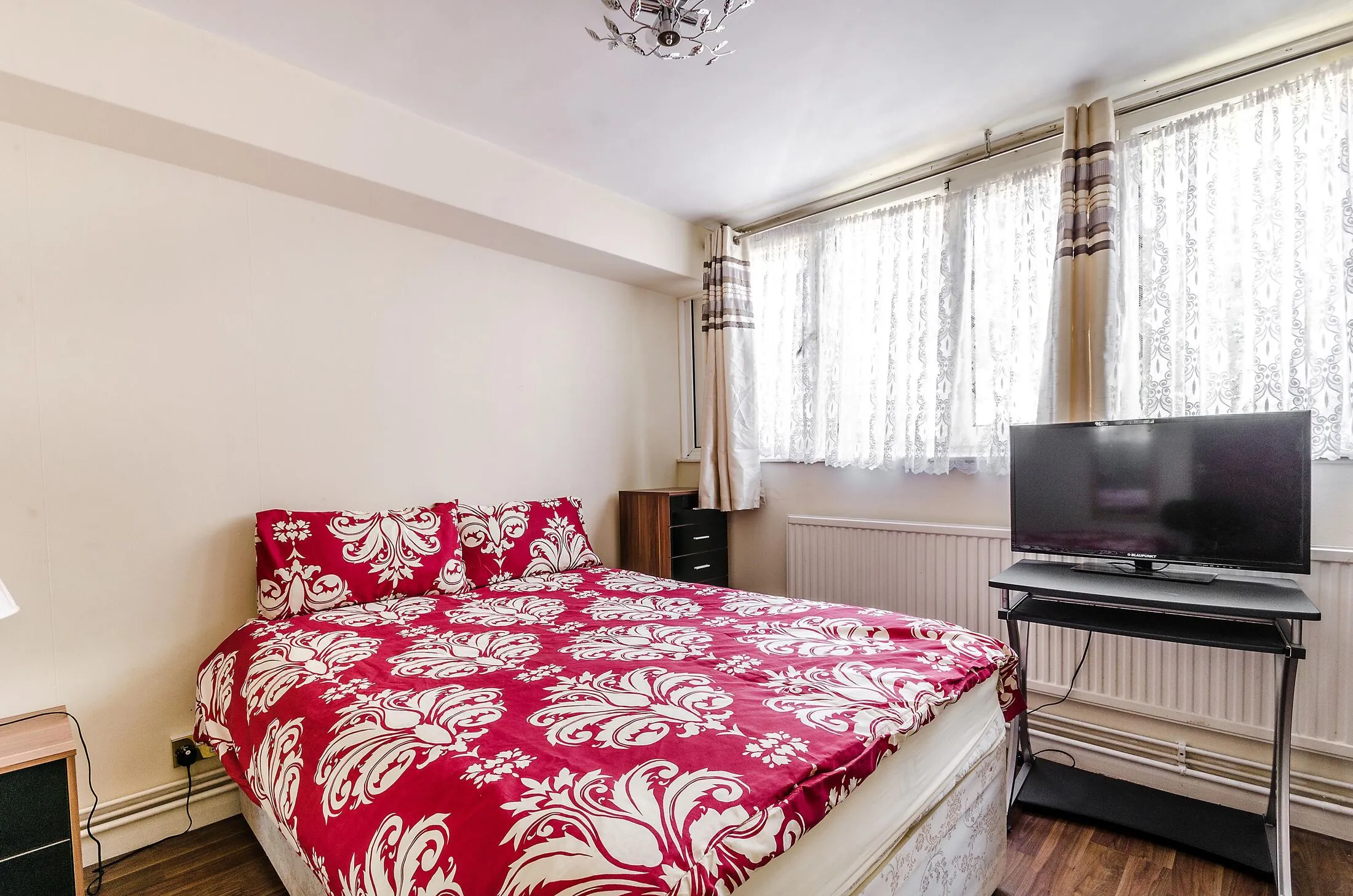 Flat Ifield Road in Greater London