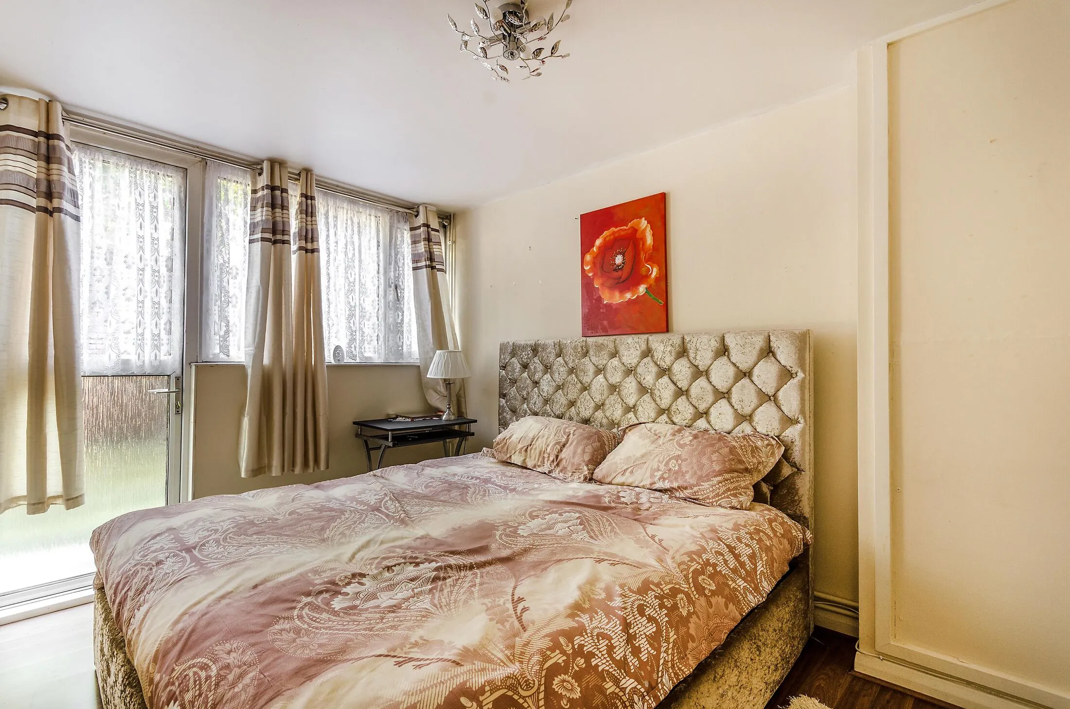 Flat Ifield Road in Greater London