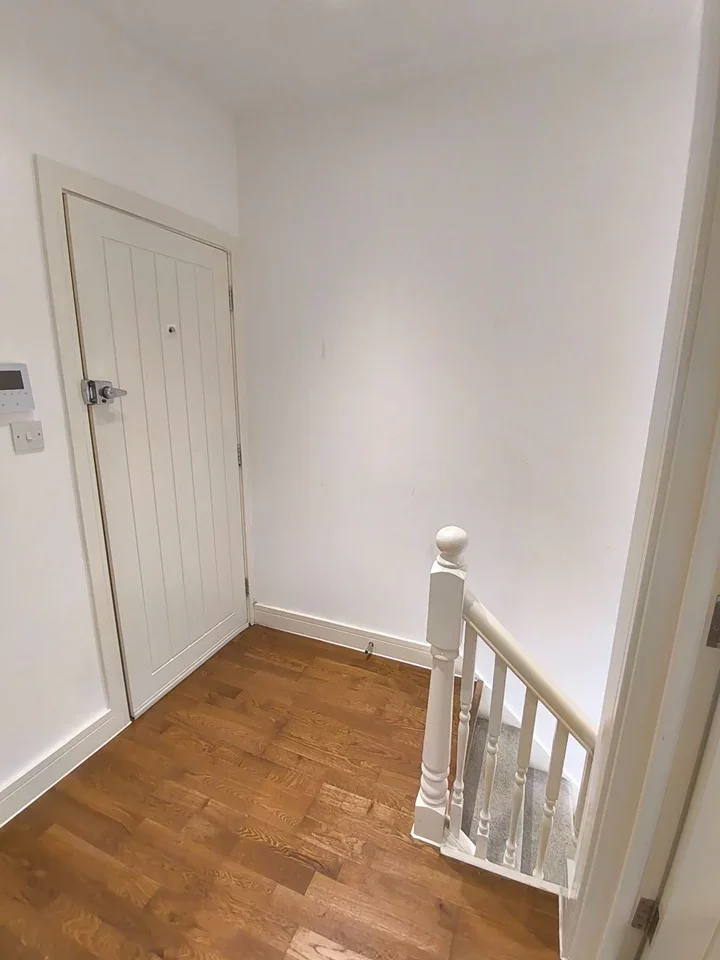 Flat Brownhill Road in Greater London