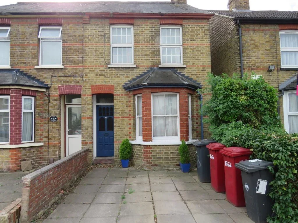 Flat Montague Road in Slough