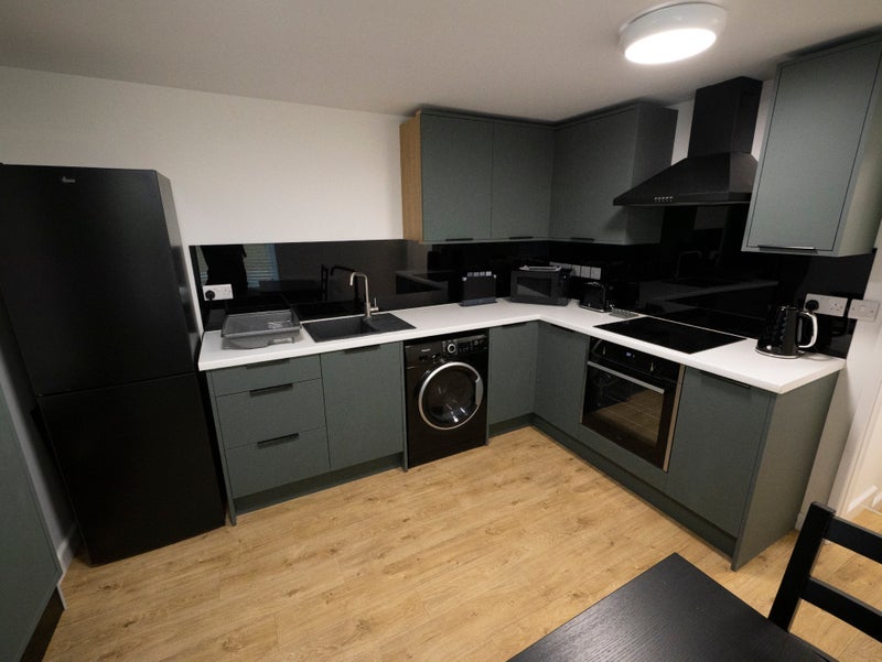 Room Sandholme Road in Bristol