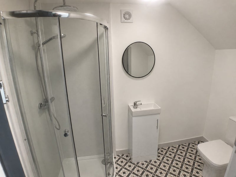 Room Sandholme Road in Bristol