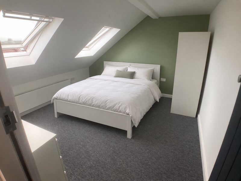 Room Sandholme Road in Bristol