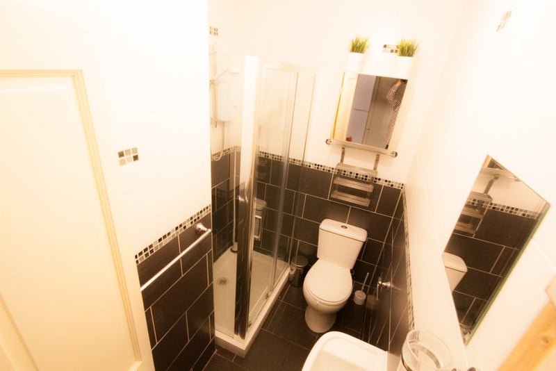 Room Sumner Road in Salford