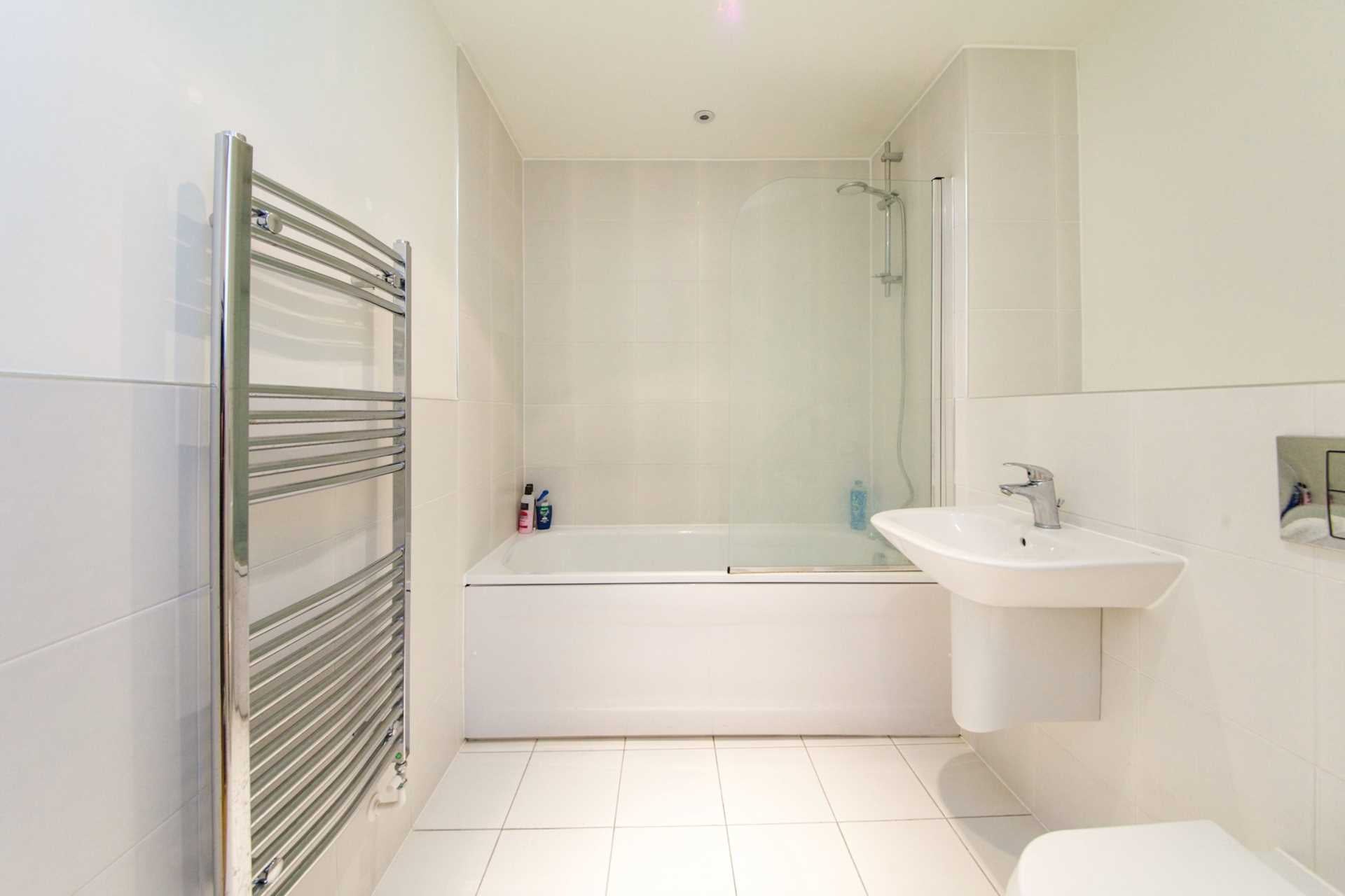 Room Waterside Way in Greater London