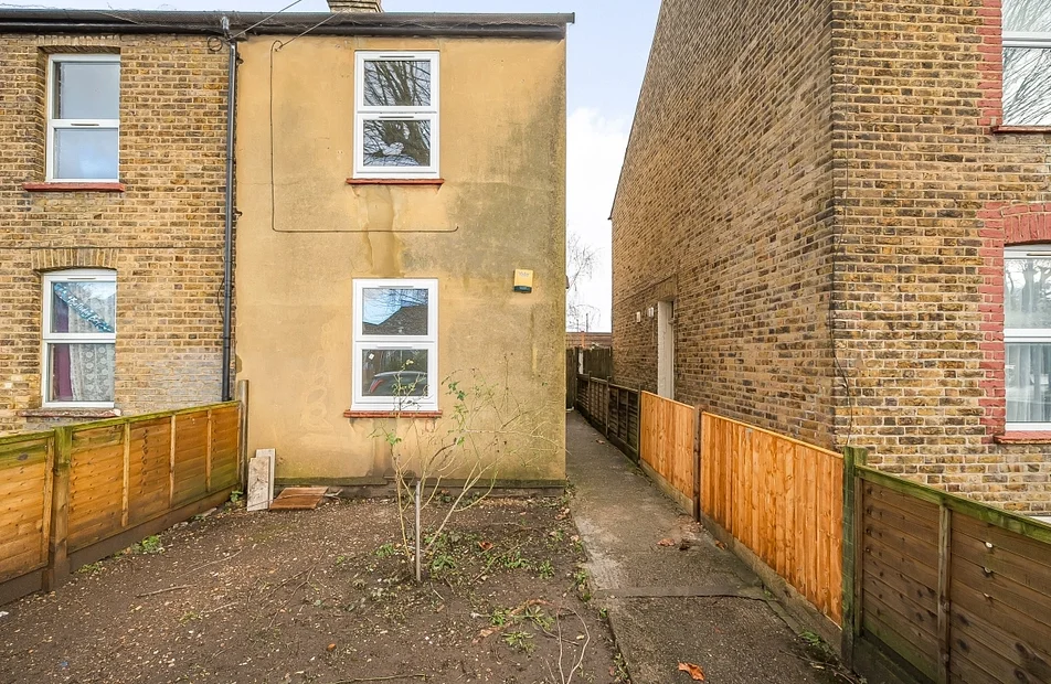 House Dickerage Lane in London