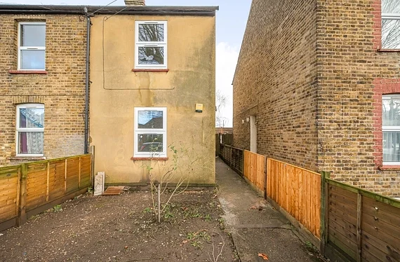 House Dickerage Lane in London