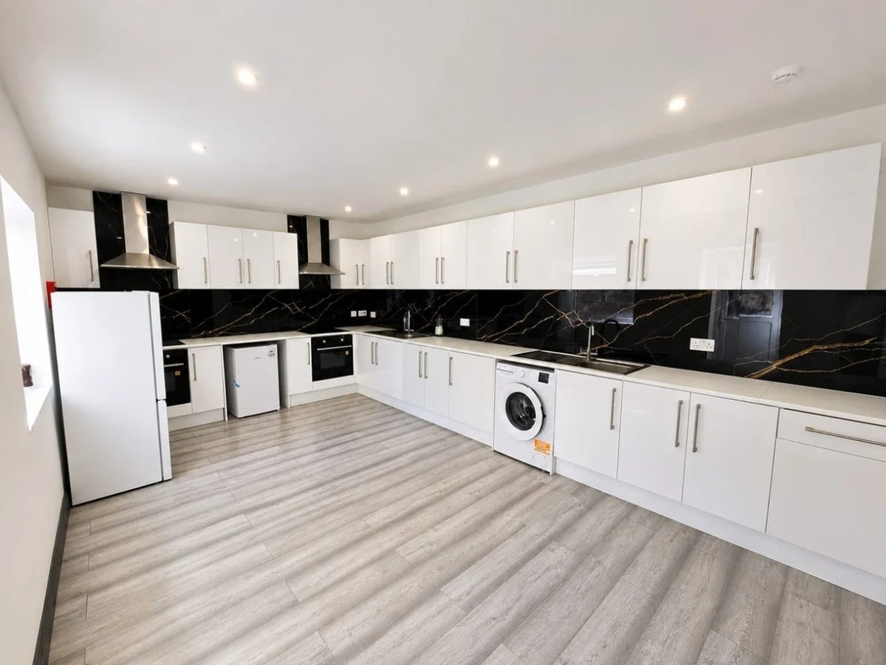 Flat Albert Road in Greater London