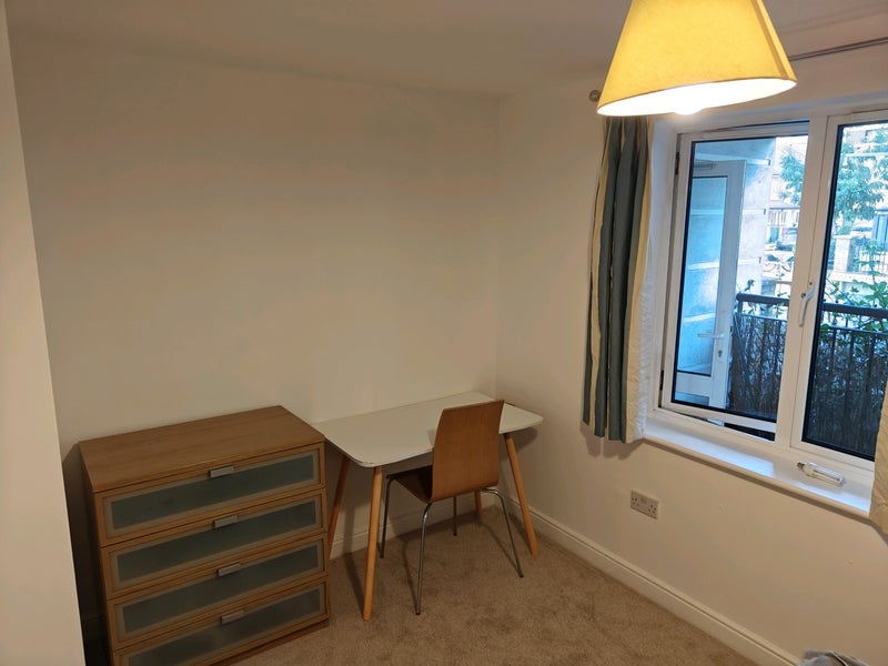 Room Candle Street in Greater London
