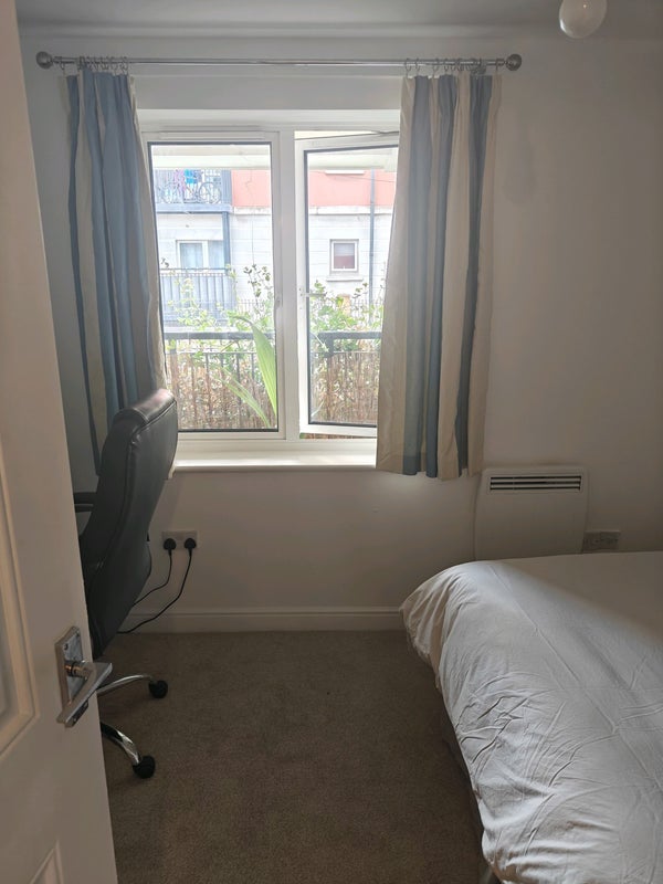 Room Candle Street in Greater London