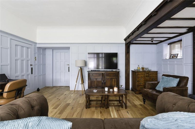 Room Hillcroome Road in Greater London