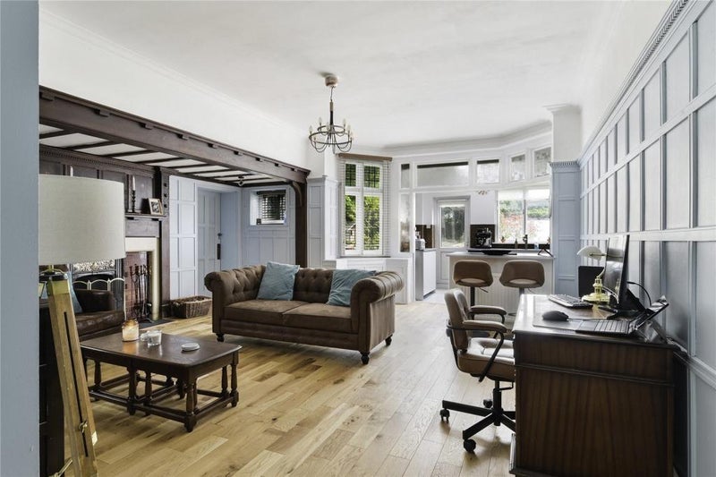 Room Hillcroome Road in Greater London