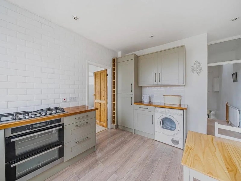 Room Salterford Road in Greater London