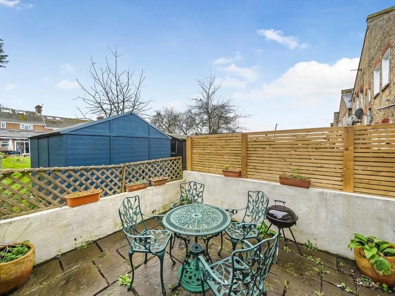 Room Salterford Road in Greater London