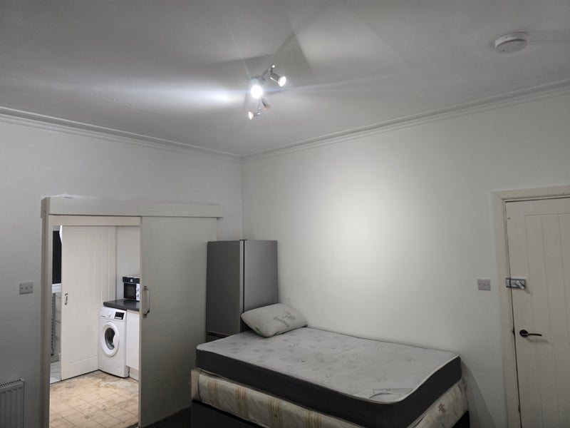 Room Headcorn Road in Greater London