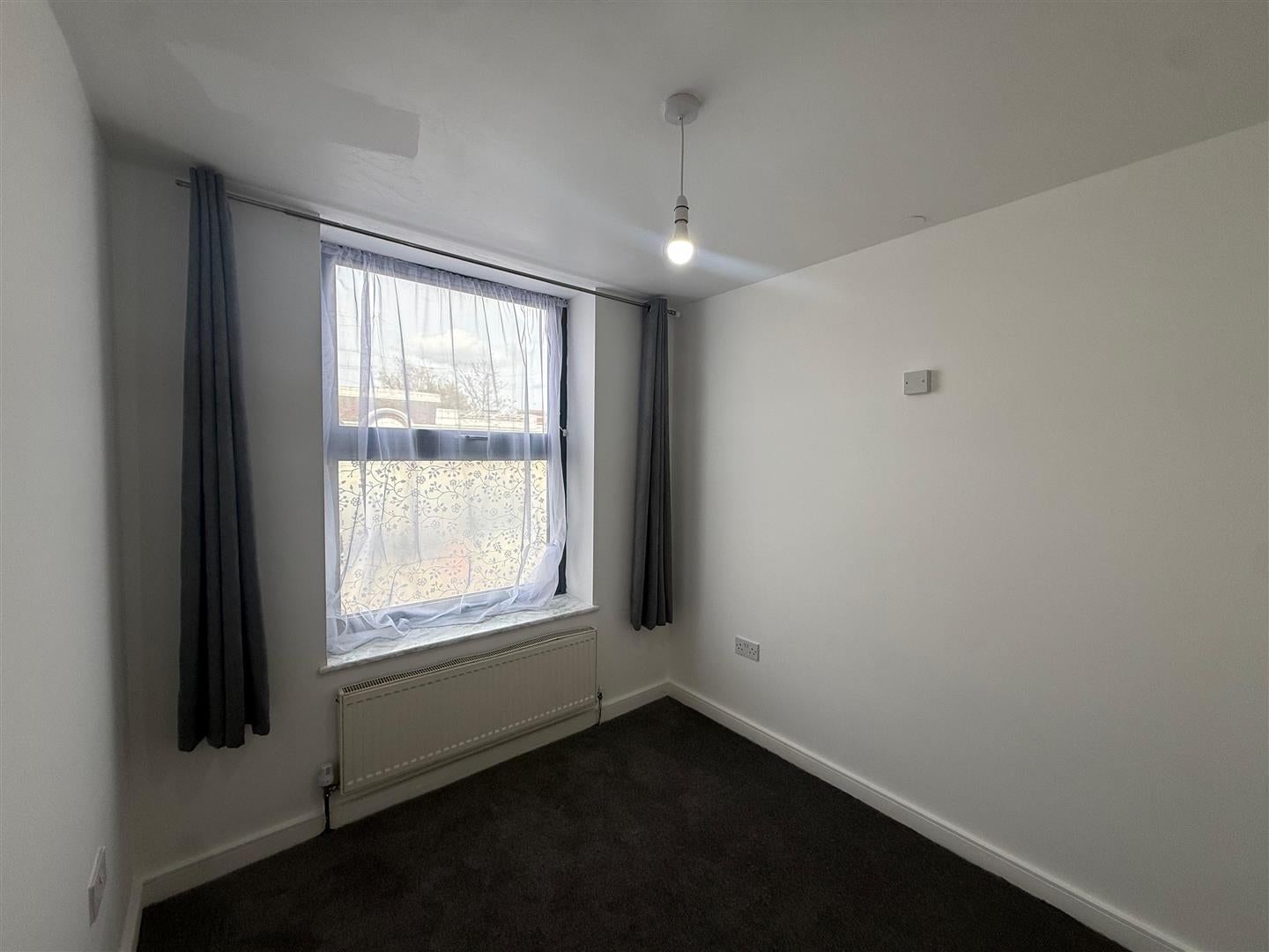 Flat Victoria Road in Greater London